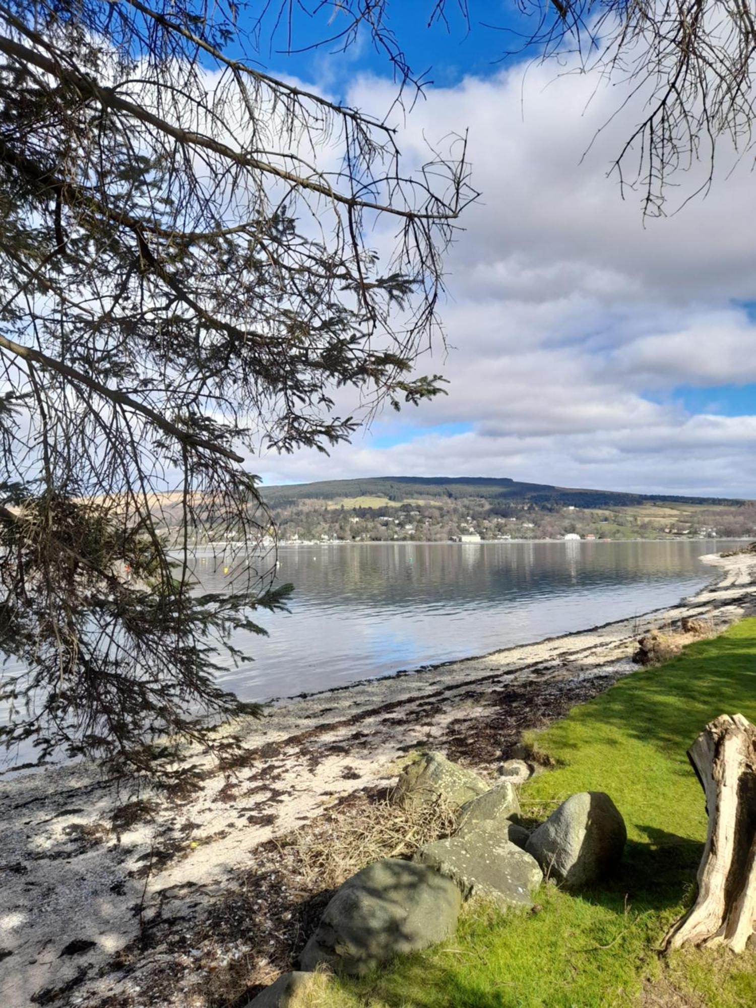 Cosy Lochside Cottage With Mountain And Sea Views Clynder Exterior photo